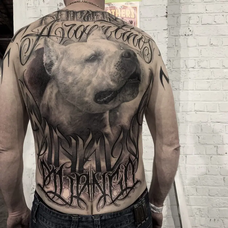 Realistisches Tattoo Von Einem Pitbull Auf Einem Rücken