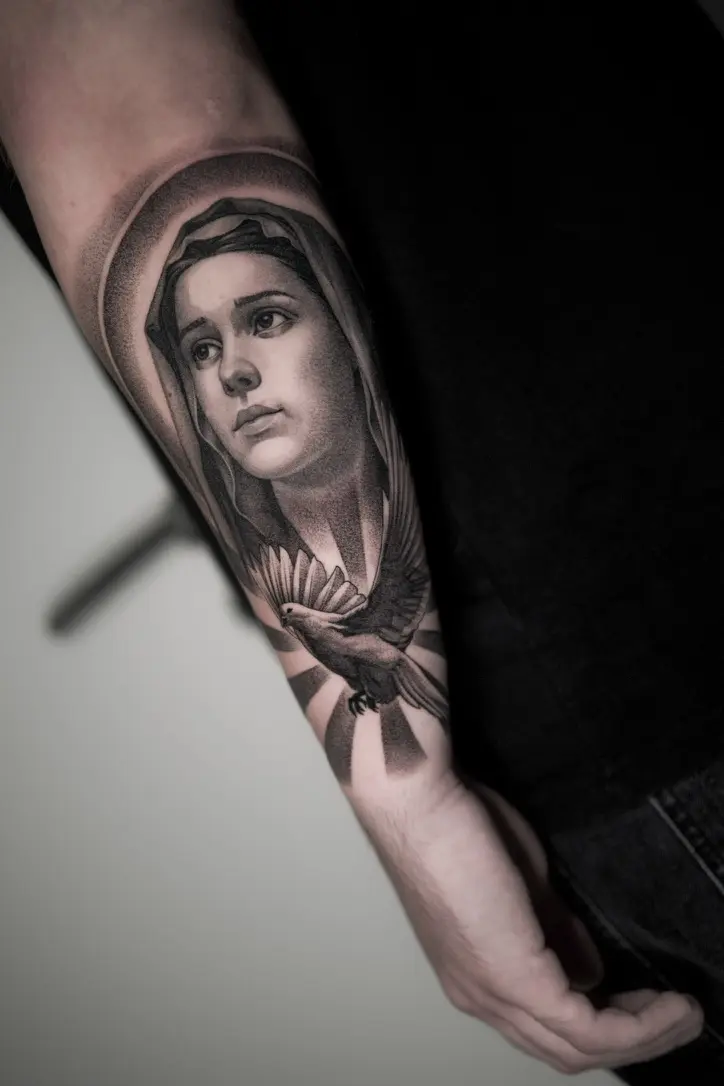 Realstisches Tattoo Von Der Mutter Maria Mit Einer Friedenstaube Auf Einem Unterarm