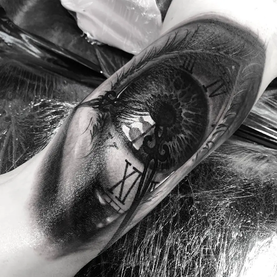 Realistisches Tattoo Von Einem Uhrwerk In Einem Auge Auf Einem Oberam