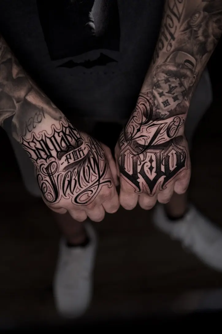 Sange Por Sange Lettering Auf Einem Handrücken
