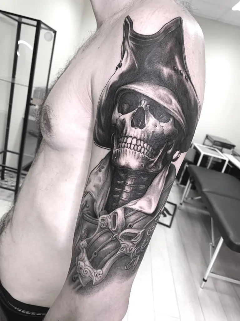 Realstisches Tattoo Von Einem Toten Piraten Auf Dem Linken Oberarm